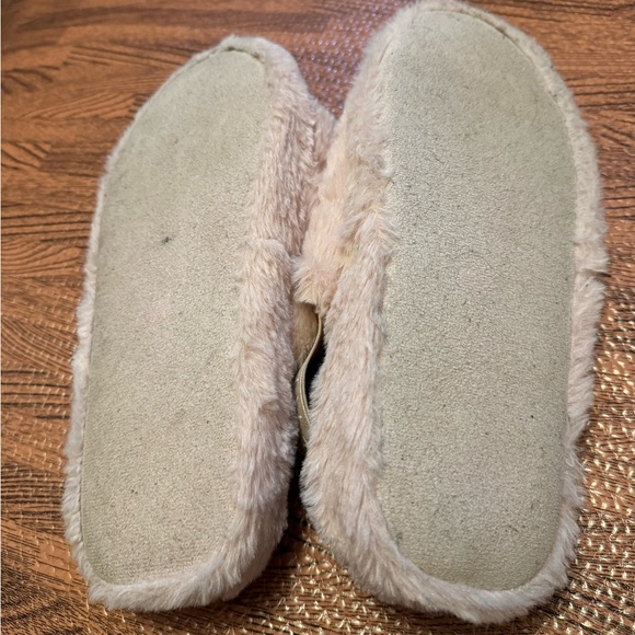 Light pink Kendall & Kylie house slippers - Picture 3 of 4
